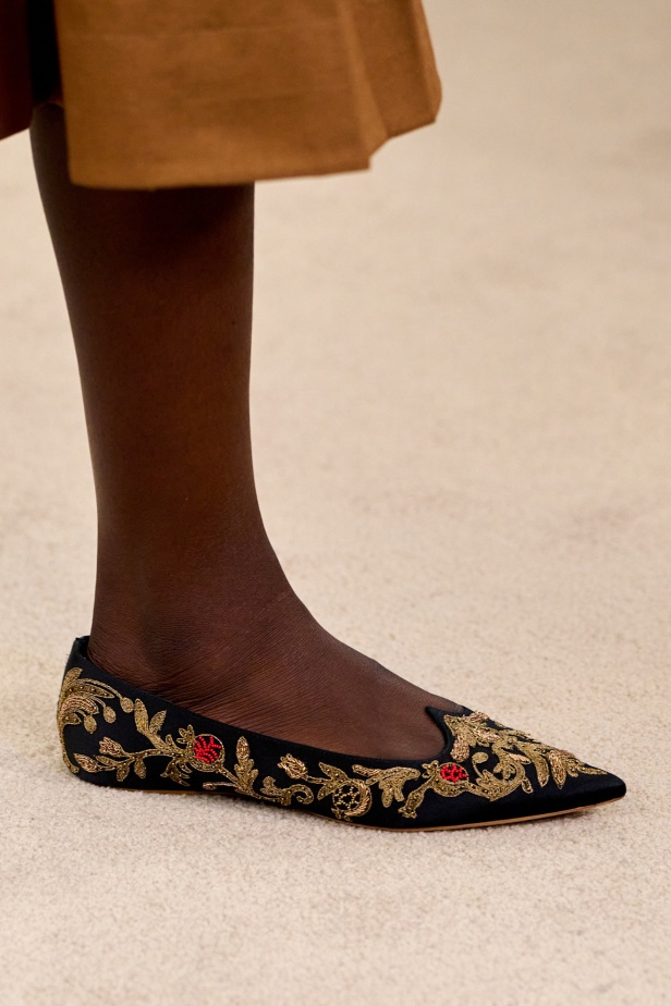 مجموعة "جيامباتيستا فالي" لربيع وصيف 2026... لقاء المينيمالية بالماكسيمالية في حوار آسر