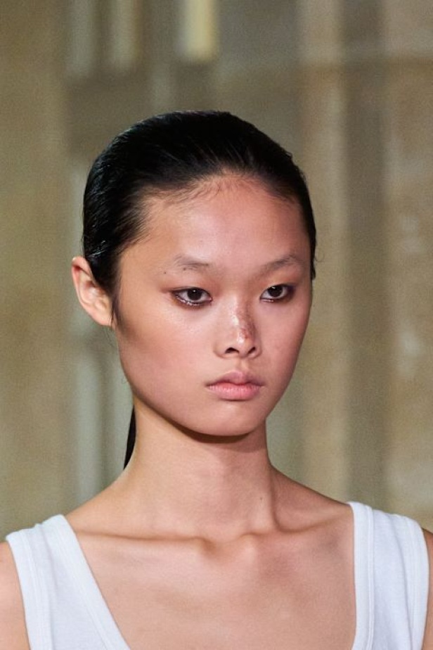 مجموعة فيكتوريا بيكهام لموسم ربيع وصيف 2026