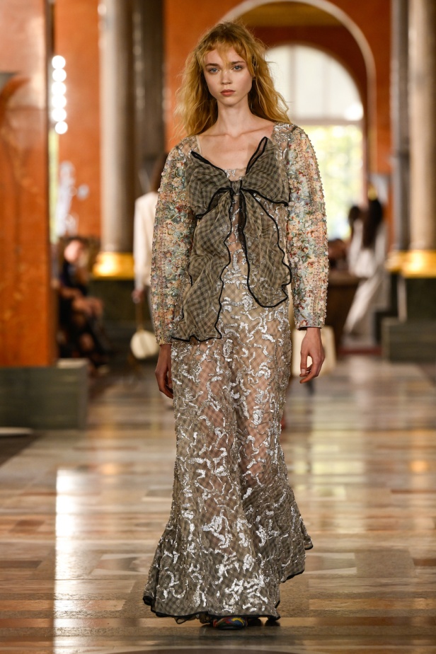 دار لويس فويتون تعيد تعريف الفخامة في مجموعة ربيع 2026