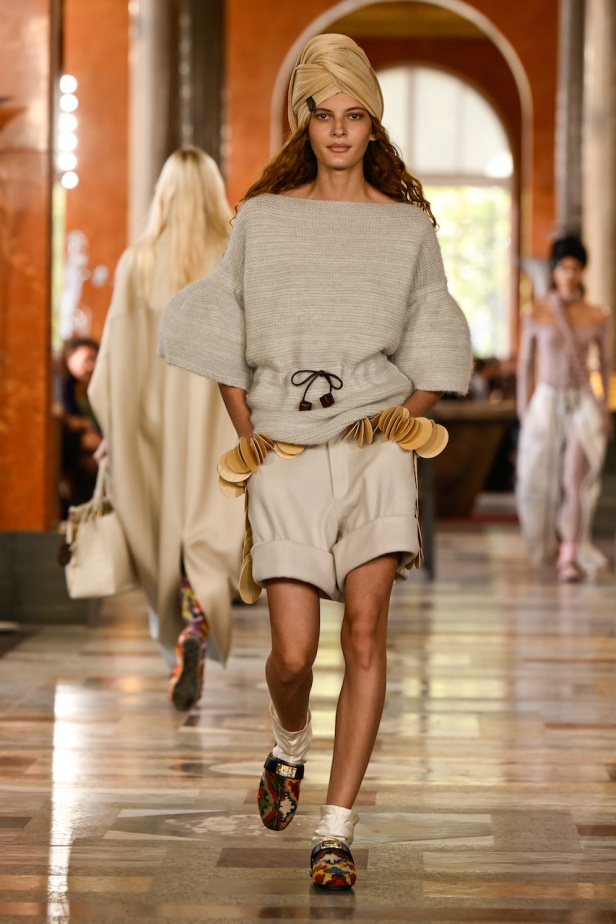 دار لويس فويتون تعيد تعريف الفخامة في مجموعة ربيع 2026