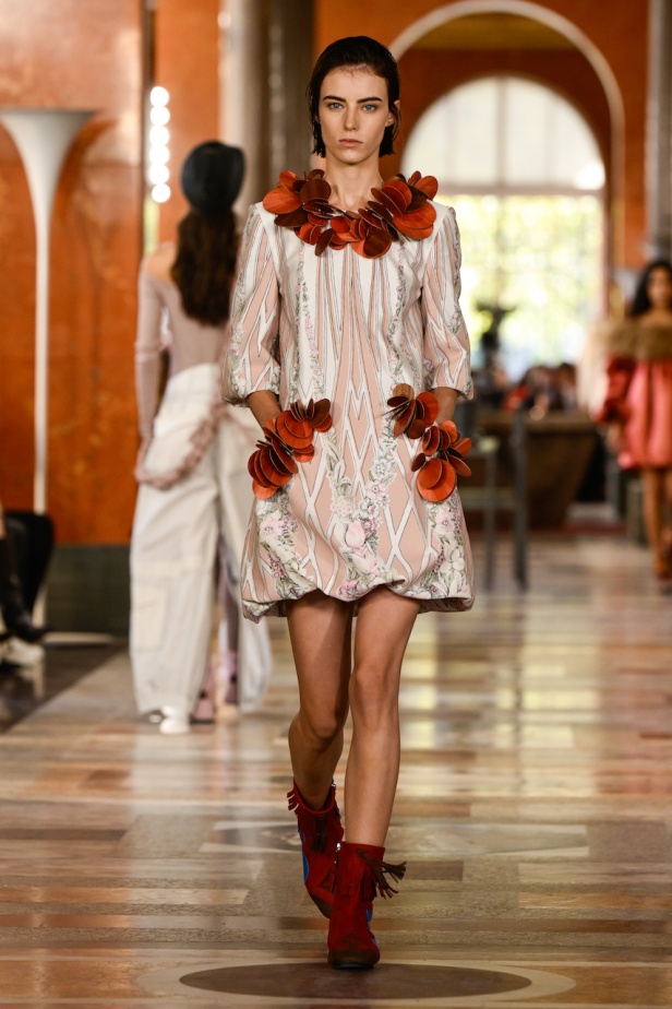 دار لويس فويتون تعيد تعريف الفخامة في مجموعة ربيع 2026