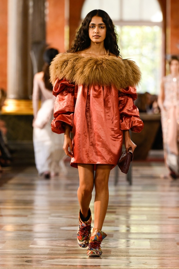 دار لويس فويتون تعيد تعريف الفخامة في مجموعة ربيع 2026