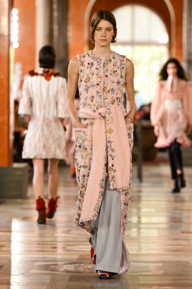 دار لويس فويتون تعيد تعريف الفخامة في مجموعة ربيع 2026