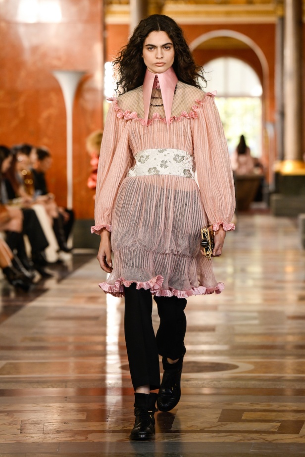 دار لويس فويتون تعيد تعريف الفخامة في مجموعة ربيع 2026