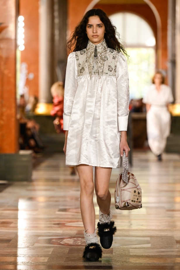 دار لويس فويتون تعيد تعريف الفخامة في مجموعة ربيع 2026