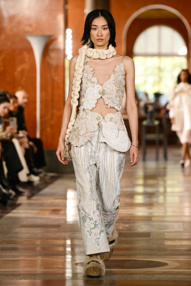 دار لويس فويتون تعيد تعريف الفخامة في مجموعة ربيع 2026