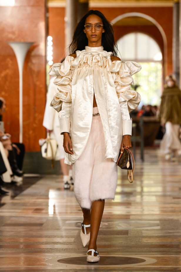 دار لويس فويتون تعيد تعريف الفخامة في مجموعة ربيع 2026