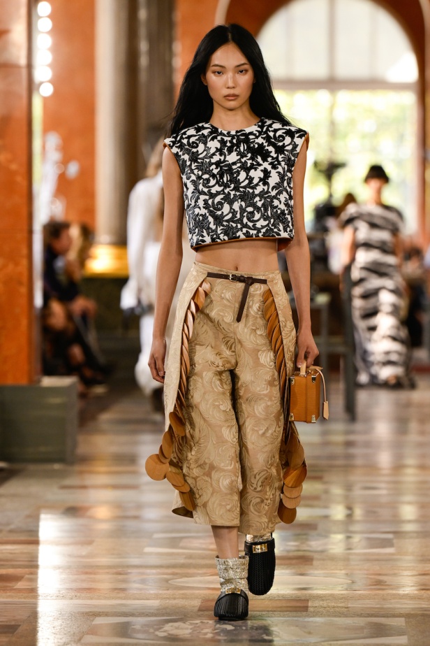 دار لويس فويتون تعيد تعريف الفخامة في مجموعة ربيع 2026