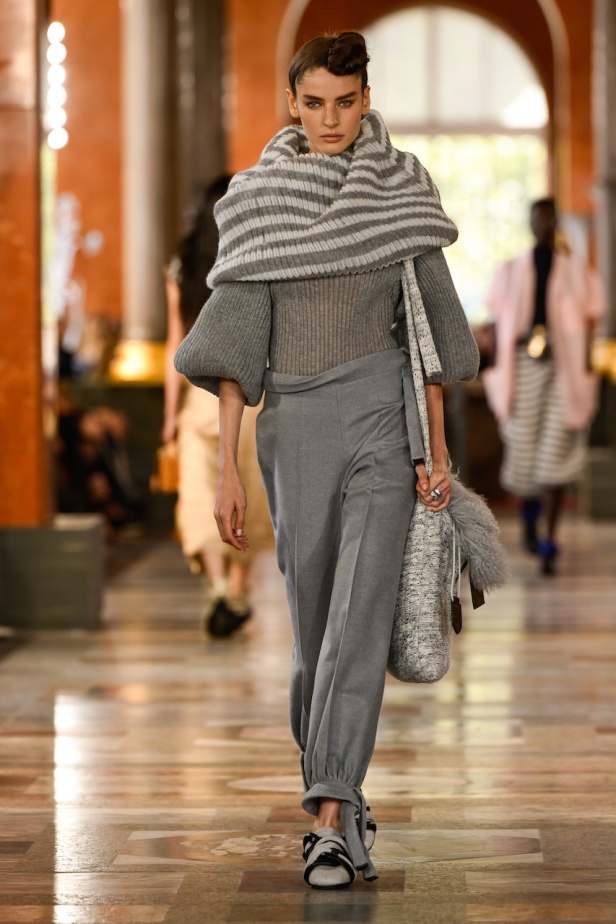 دار لويس فويتون تعيد تعريف الفخامة في مجموعة ربيع 2026