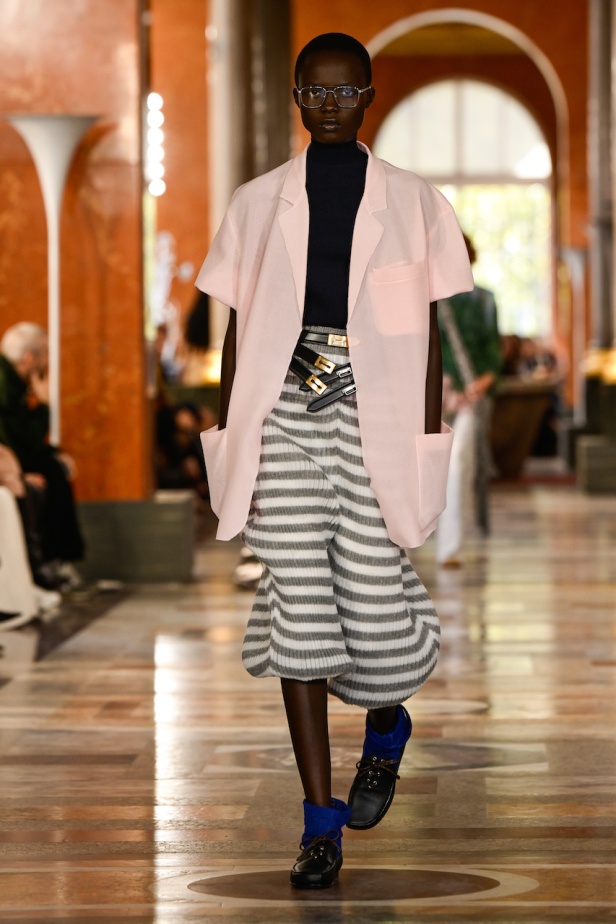 دار لويس فويتون تعيد تعريف الفخامة في مجموعة ربيع 2026