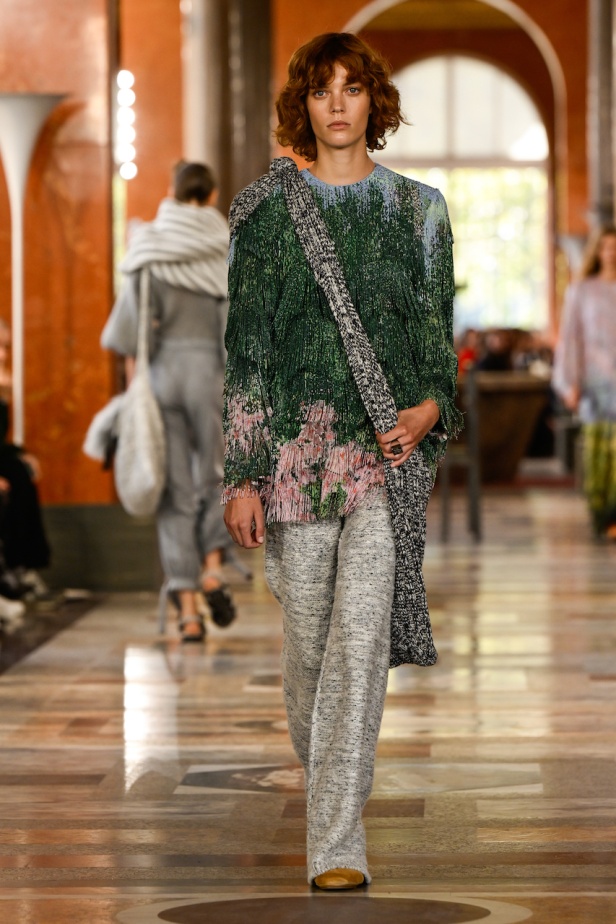 دار لويس فويتون تعيد تعريف الفخامة في مجموعة ربيع 2026