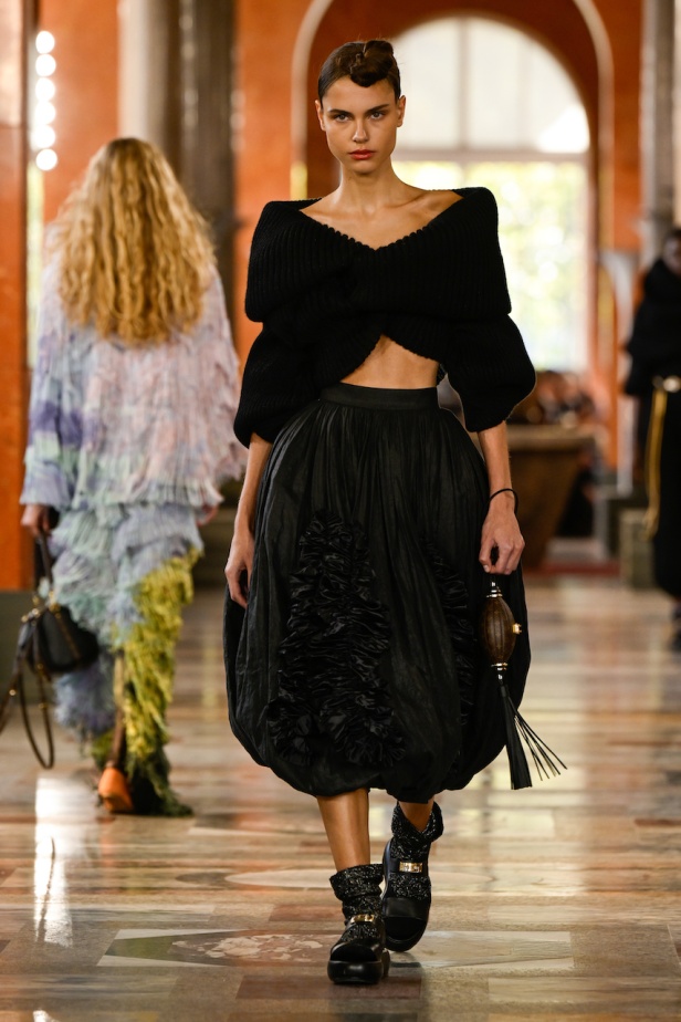 دار لويس فويتون تعيد تعريف الفخامة في مجموعة ربيع 2026