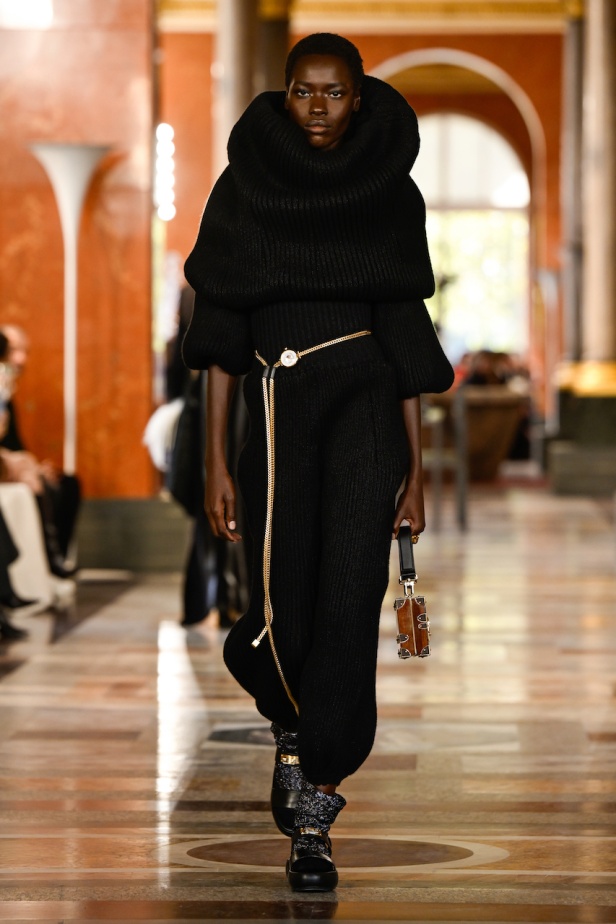 دار لويس فويتون تعيد تعريف الفخامة في مجموعة ربيع 2026