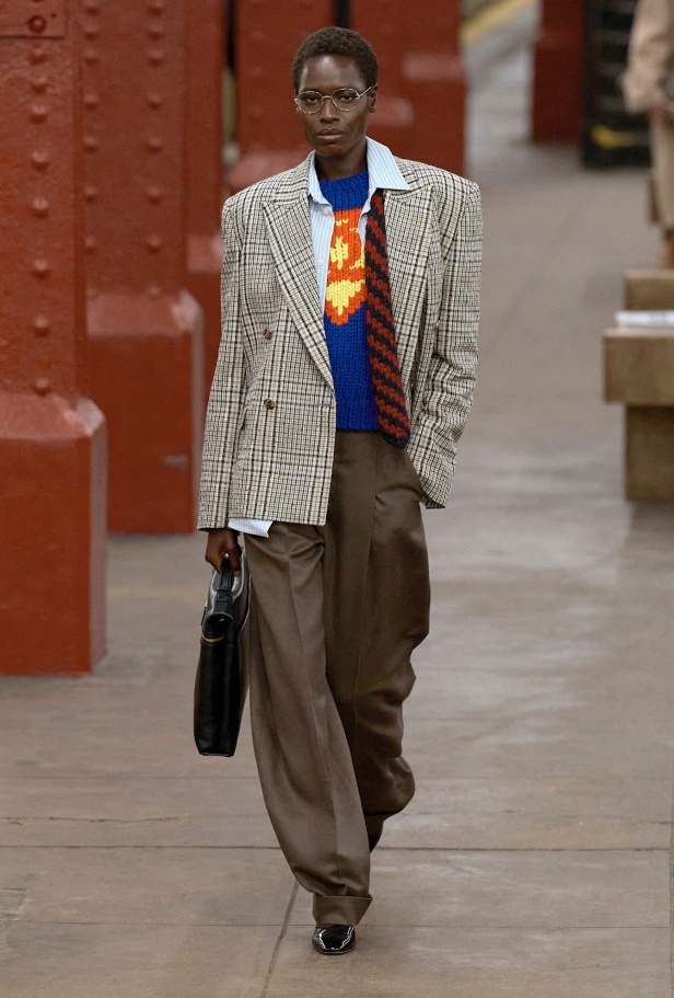 شانيل تكشف عن مجموعة Métiers d'art لعام 2026... الأناقة تلتقي بالصخب في مترو نيويورك 