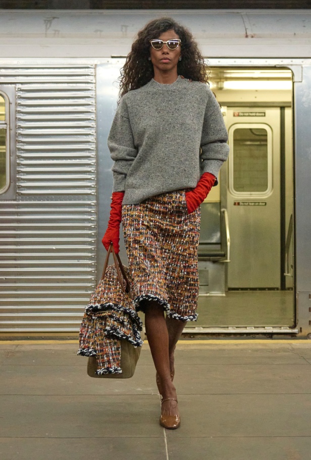 شانيل تكشف عن مجموعة Métiers d'art لعام 2026... الأناقة تلتقي بالصخب في مترو نيويورك 