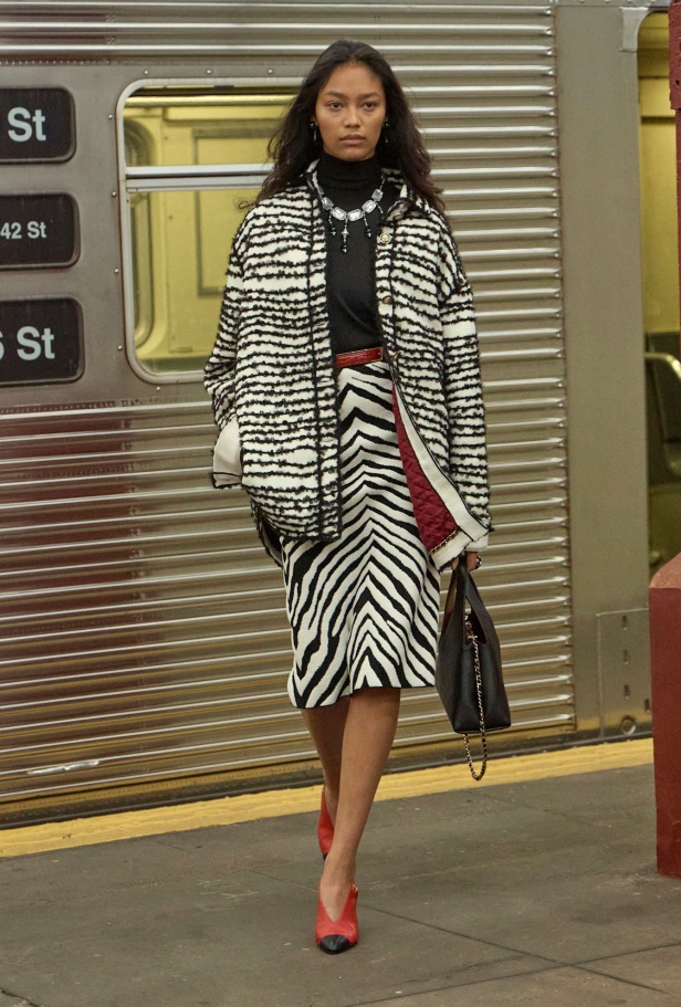 شانيل تكشف عن مجموعة Métiers d'art لعام 2026... الأناقة تلتقي بالصخب في مترو نيويورك 