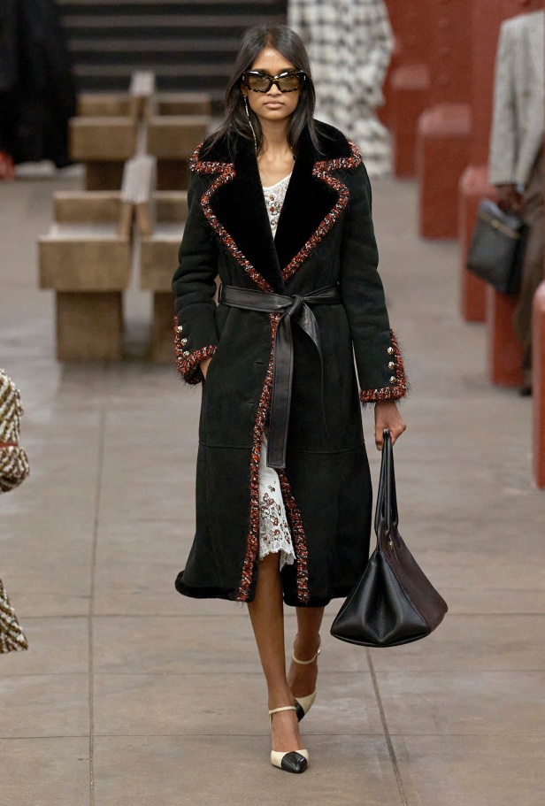 شانيل تكشف عن مجموعة Métiers d'art لعام 2026... الأناقة تلتقي بالصخب في مترو نيويورك 