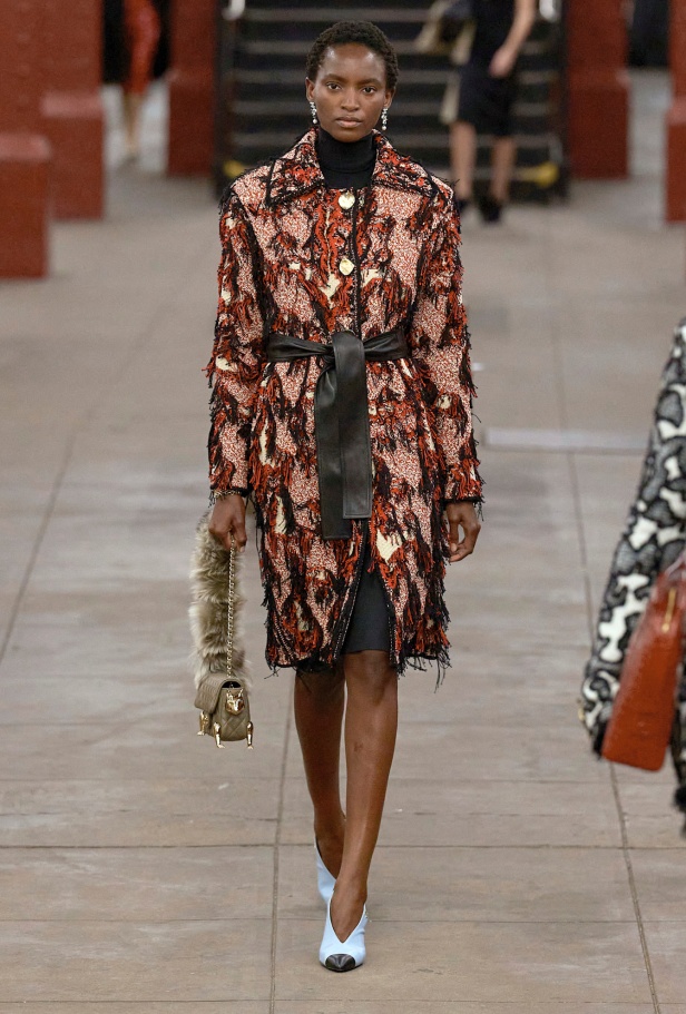 شانيل تكشف عن مجموعة Métiers d'art لعام 2026... الأناقة تلتقي بالصخب في مترو نيويورك 