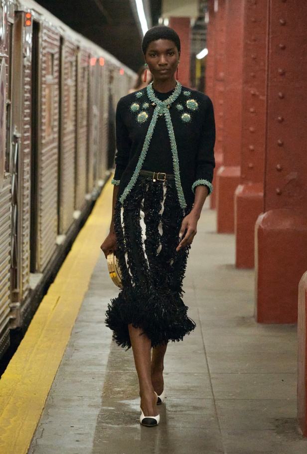 شانيل تكشف عن مجموعة Métiers d'art لعام 2026... الأناقة تلتقي بالصخب في مترو نيويورك 