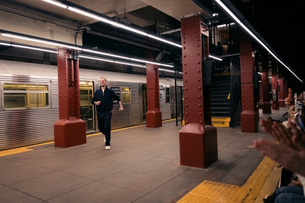 شانيل تكشف عن مجموعة Métiers d'art لعام 2026... الأناقة تلتقي بالصخب في مترو نيويورك 