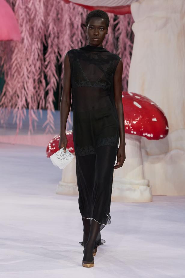 مجموعة "ماثيو بلازي" الأولى للكوتور مع شانيل.. حكاية خيالية ساحرة في عالم الموضة