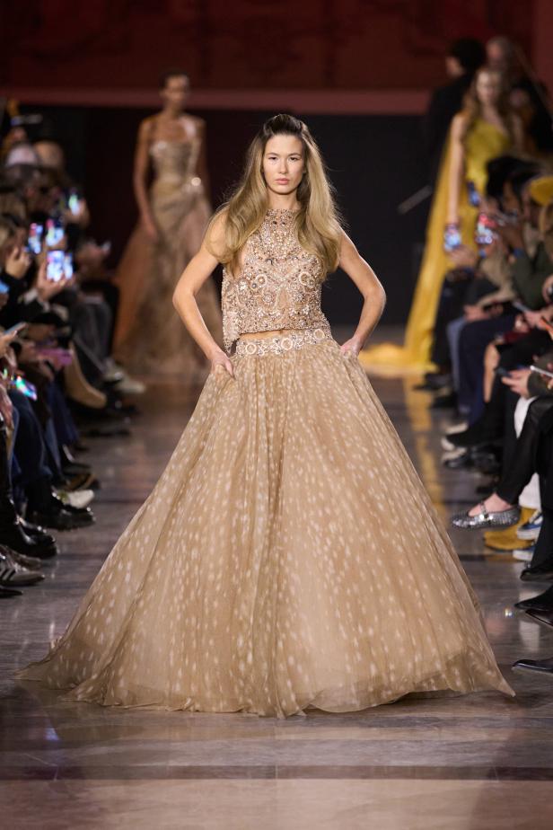 سحر صيف السبعينيات يتجسد في مجموعة إيلي صعب للأزياء الراقية لربيع وصيف 2026