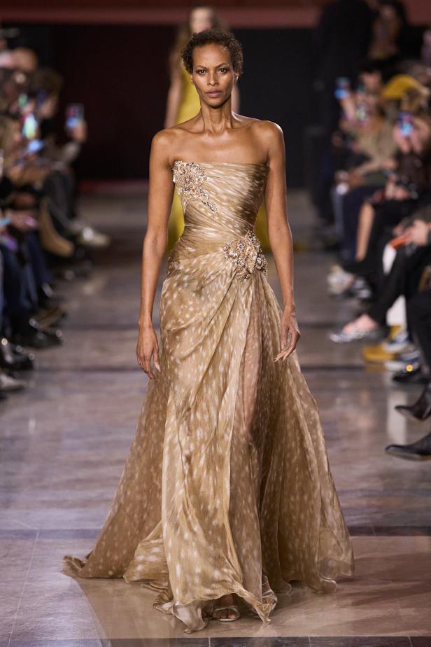 سحر صيف السبعينيات يتجسد في مجموعة إيلي صعب للأزياء الراقية لربيع وصيف 2026