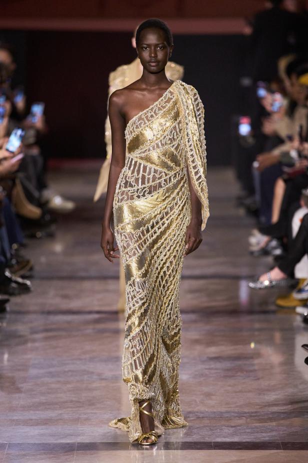 سحر صيف السبعينيات يتجسد في مجموعة إيلي صعب للأزياء الراقية لربيع وصيف 2026