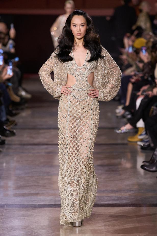 سحر صيف السبعينيات يتجسد في مجموعة إيلي صعب للأزياء الراقية لربيع وصيف 2026