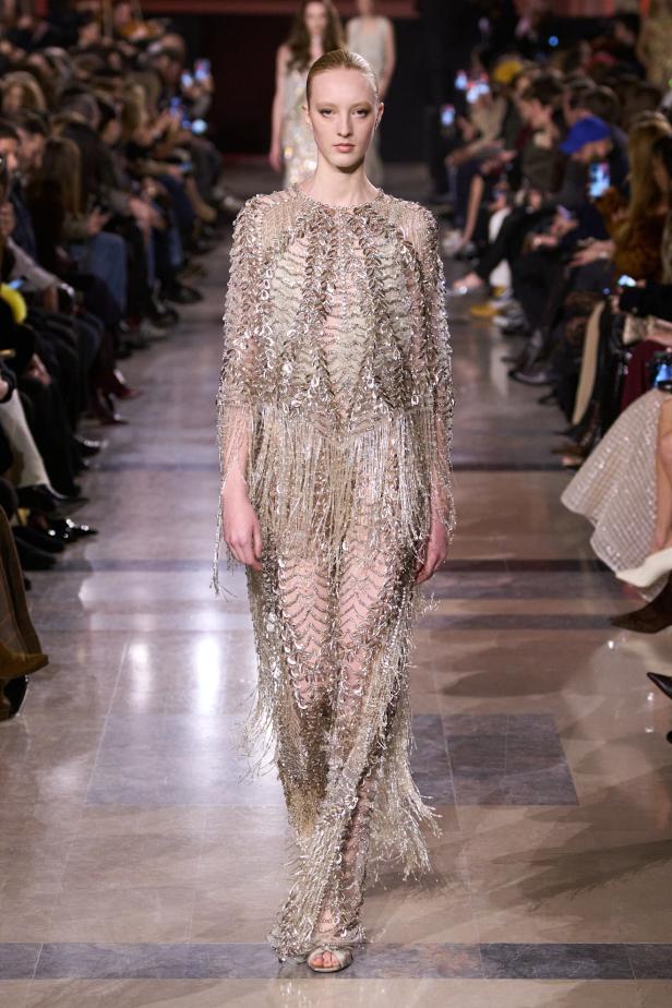 سحر صيف السبعينيات يتجسد في مجموعة إيلي صعب للأزياء الراقية لربيع وصيف 2026