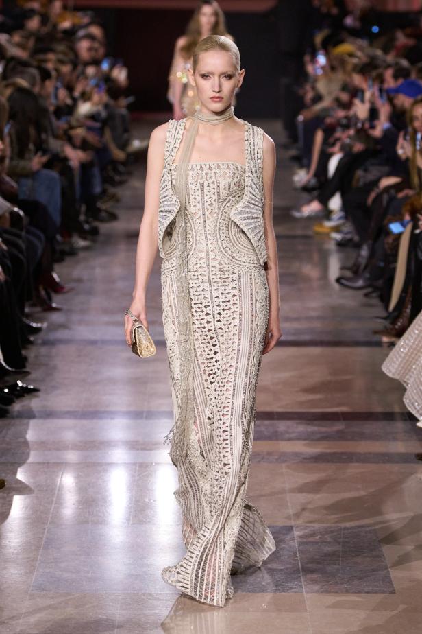 سحر صيف السبعينيات يتجسد في مجموعة إيلي صعب للأزياء الراقية لربيع وصيف 2026