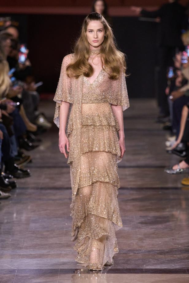 سحر صيف السبعينيات يتجسد في مجموعة إيلي صعب للأزياء الراقية لربيع وصيف 2026