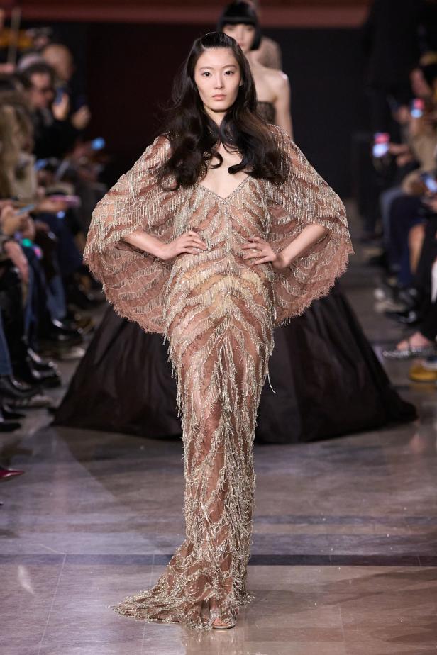 سحر صيف السبعينيات يتجسد في مجموعة إيلي صعب للأزياء الراقية لربيع وصيف 2026