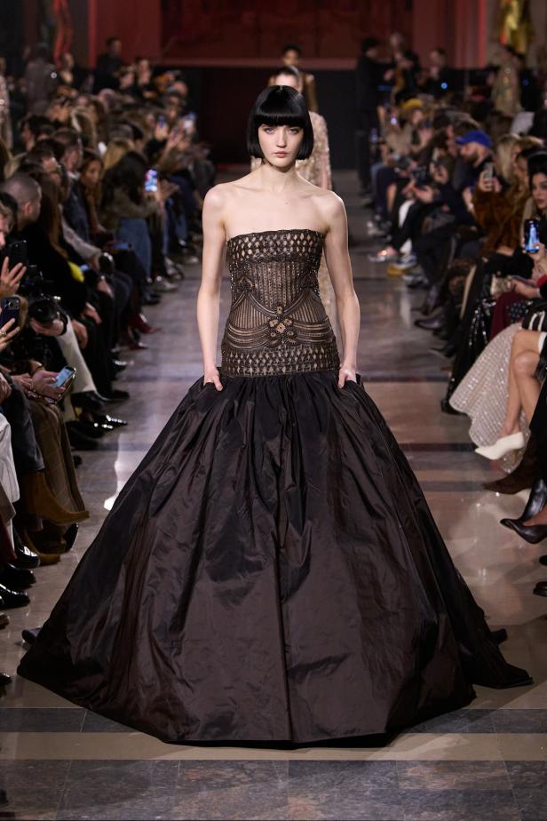 سحر صيف السبعينيات يتجسد في مجموعة إيلي صعب للأزياء الراقية لربيع وصيف 2026