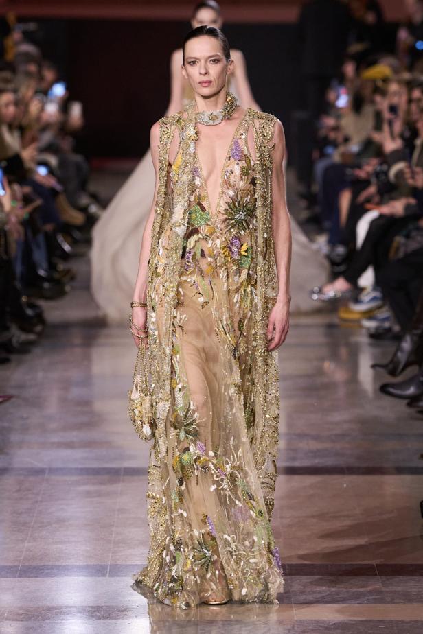 سحر صيف السبعينيات يتجسد في مجموعة إيلي صعب للأزياء الراقية لربيع وصيف 2026