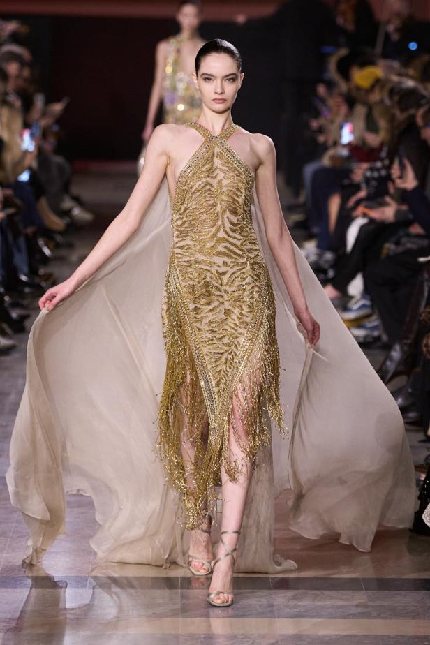 سحر صيف السبعينيات يتجسد في مجموعة إيلي صعب للأزياء الراقية لربيع وصيف 2026