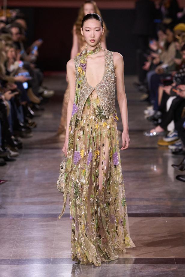 سحر صيف السبعينيات يتجسد في مجموعة إيلي صعب للأزياء الراقية لربيع وصيف 2026