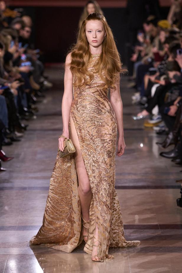 سحر صيف السبعينيات يتجسد في مجموعة إيلي صعب للأزياء الراقية لربيع وصيف 2026