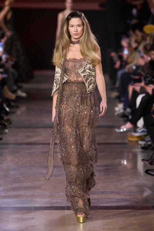 سحر صيف السبعينيات يتجسد في مجموعة إيلي صعب للأزياء الراقية لربيع وصيف 2026