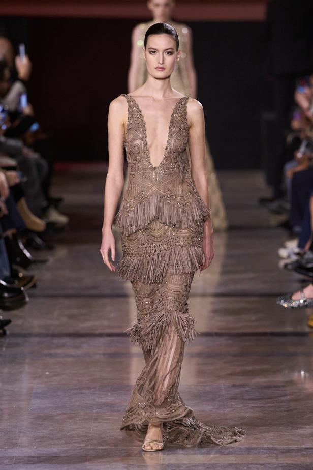 سحر صيف السبعينيات يتجسد في مجموعة إيلي صعب للأزياء الراقية لربيع وصيف 2026