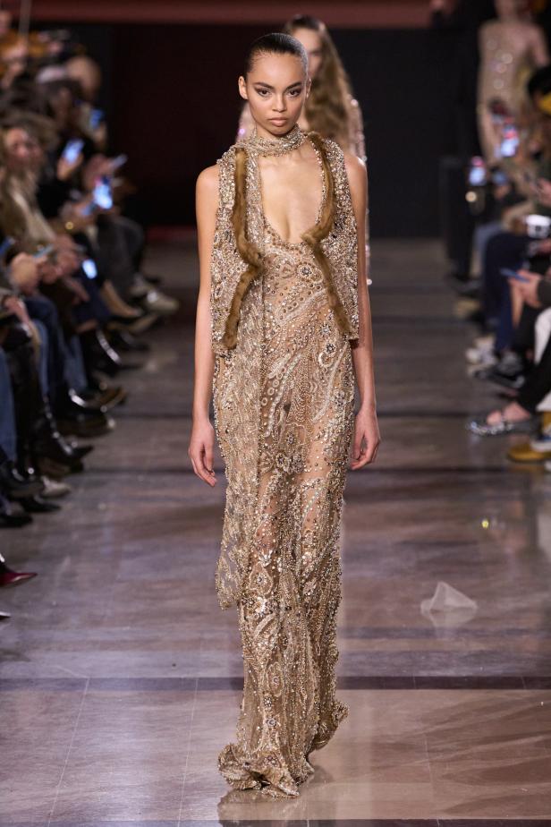 سحر صيف السبعينيات يتجسد في مجموعة إيلي صعب للأزياء الراقية لربيع وصيف 2026