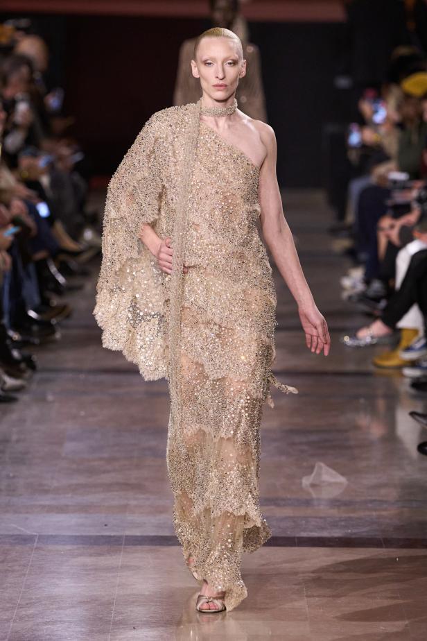 سحر صيف السبعينيات يتجسد في مجموعة إيلي صعب للأزياء الراقية لربيع وصيف 2026