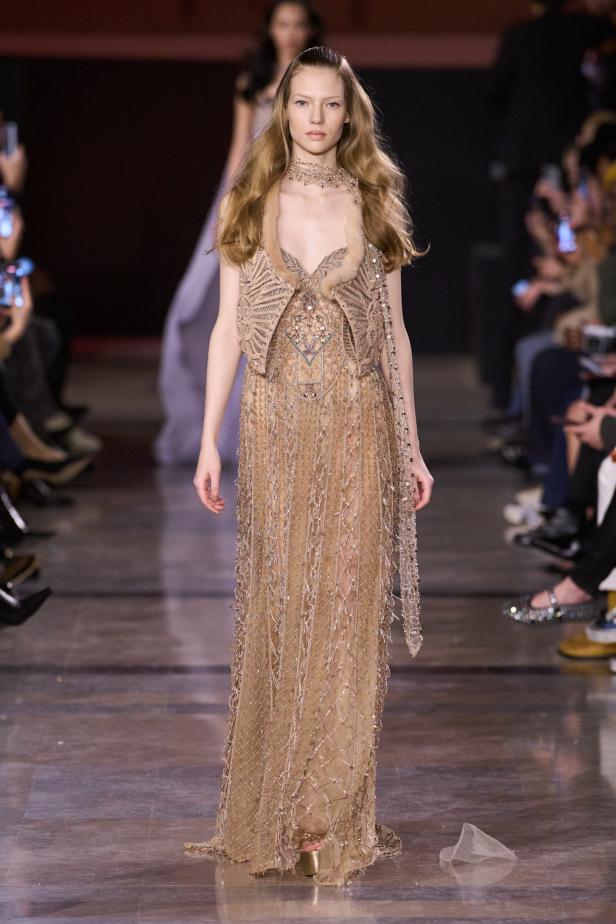 سحر صيف السبعينيات يتجسد في مجموعة إيلي صعب للأزياء الراقية لربيع وصيف 2026