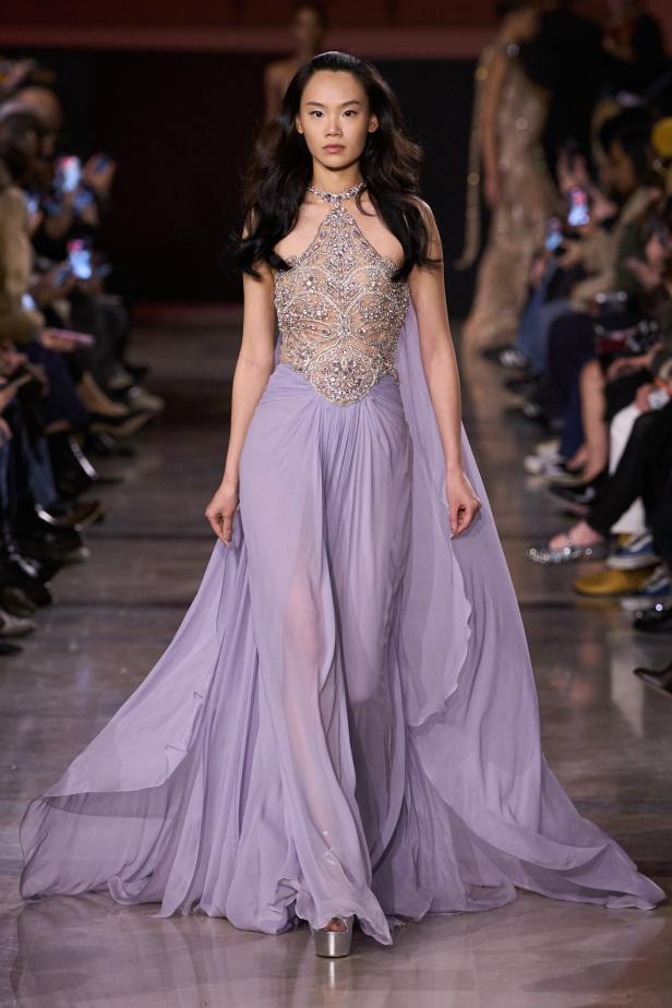 سحر صيف السبعينيات يتجسد في مجموعة إيلي صعب للأزياء الراقية لربيع وصيف 2026