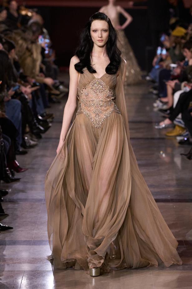 سحر صيف السبعينيات يتجسد في مجموعة إيلي صعب للأزياء الراقية لربيع وصيف 2026