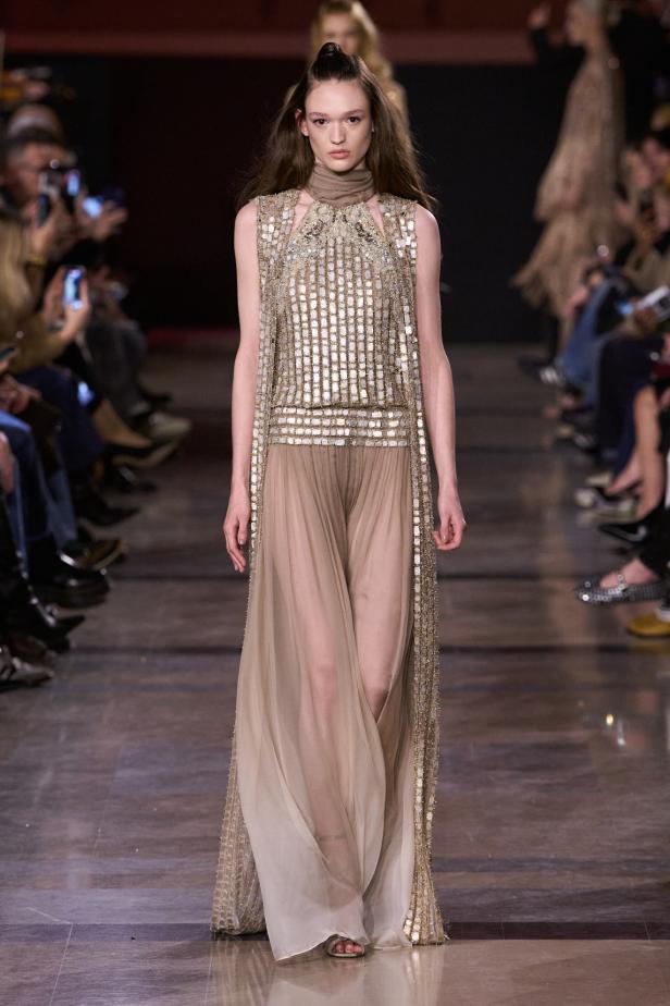 سحر صيف السبعينيات يتجسد في مجموعة إيلي صعب للأزياء الراقية لربيع وصيف 2026