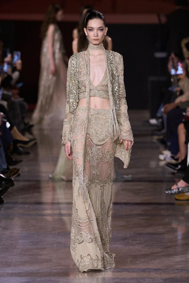 سحر صيف السبعينيات يتجسد في مجموعة إيلي صعب للأزياء الراقية لربيع وصيف 2026