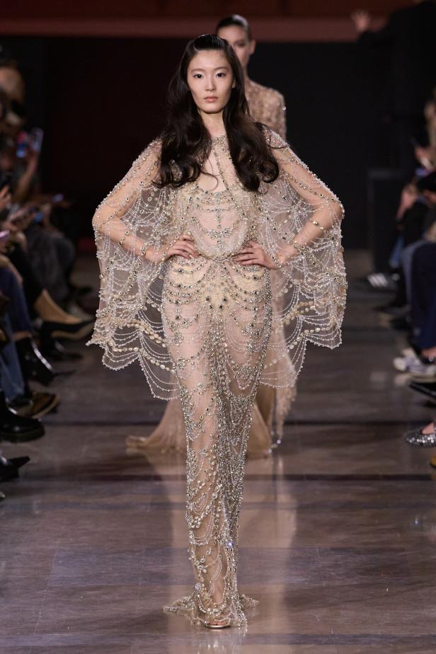 سحر صيف السبعينيات يتجسد في مجموعة إيلي صعب للأزياء الراقية لربيع وصيف 2026