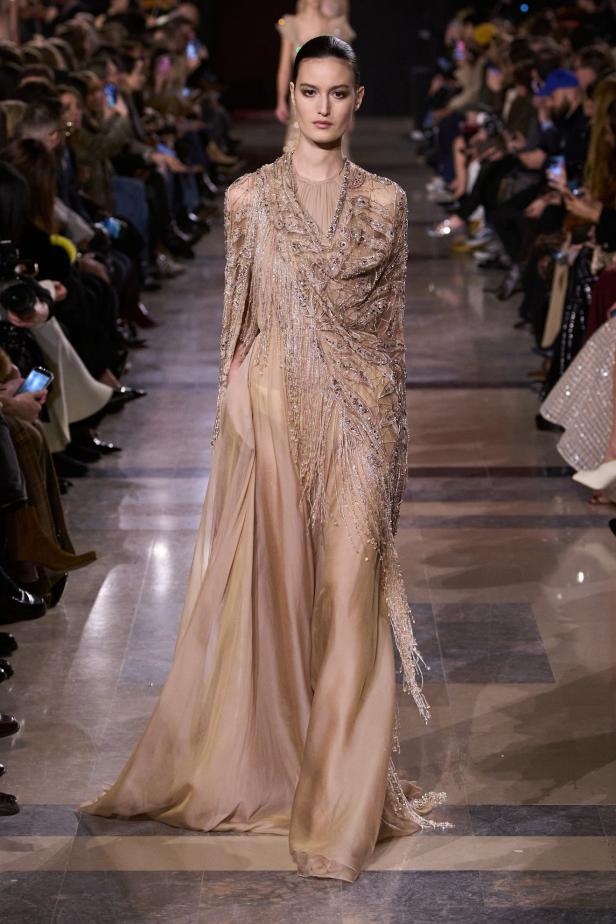 سحر صيف السبعينيات يتجسد في مجموعة إيلي صعب للأزياء الراقية لربيع وصيف 2026