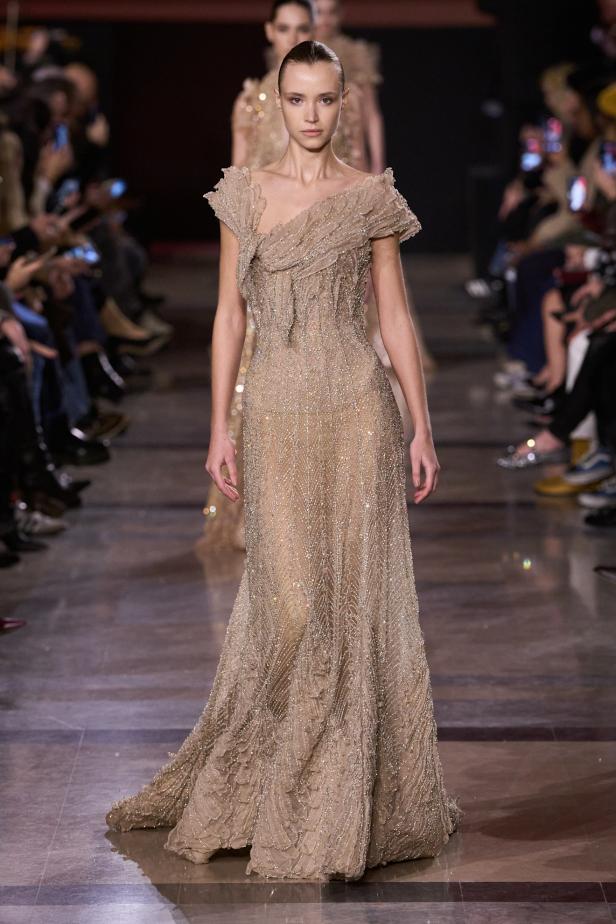 سحر صيف السبعينيات يتجسد في مجموعة إيلي صعب للأزياء الراقية لربيع وصيف 2026